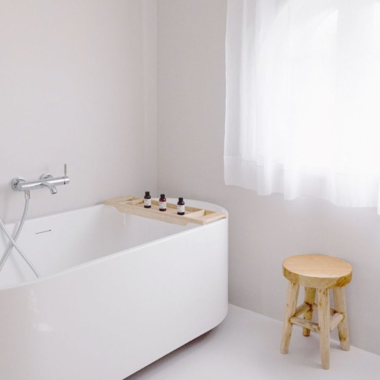 salle de bain avec baignoire de la chambre Hortense sous les toits de la maison principale