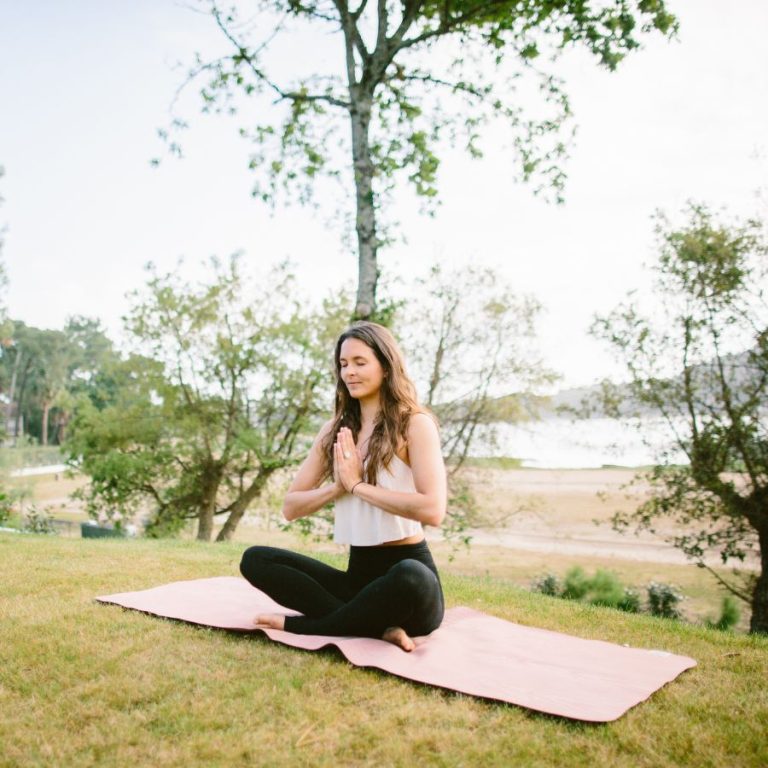 Yogakurse gegenüber dem See von Hossegor, die Hortensien des Sees