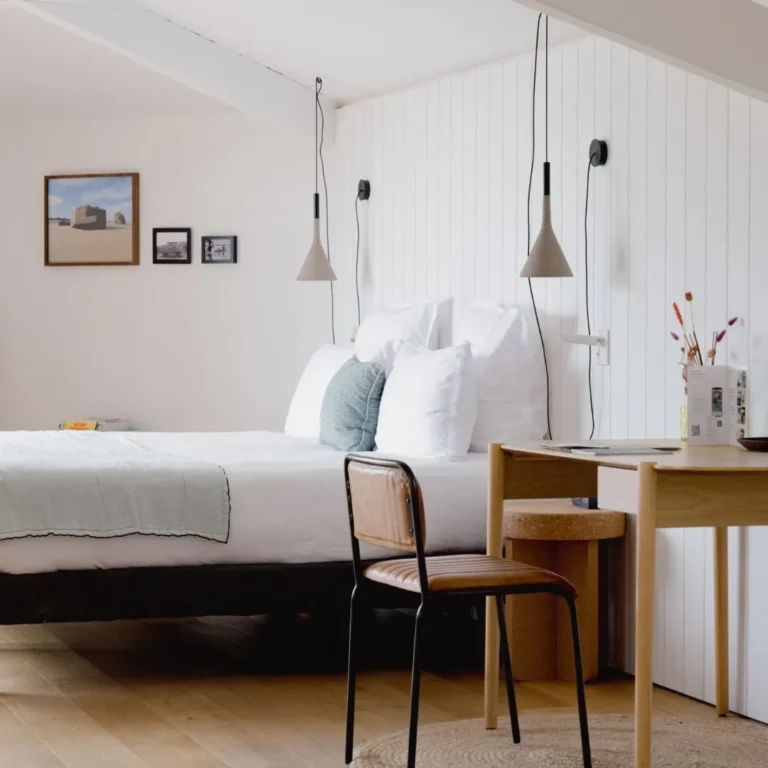 suite 11 mit Blick auf den See von Les Hortensias du Lac in Hossegor, Blick auf Bett und Schreibtisch
