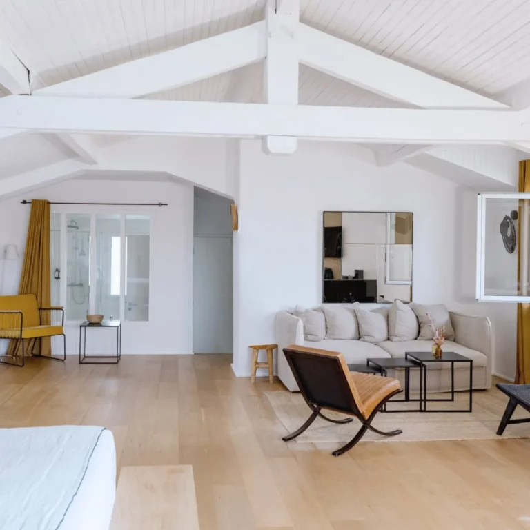 Suite mit Seeblick von Les Hortensias du Lac, Blick aus dem Wohnzimmer und Schlafsofa