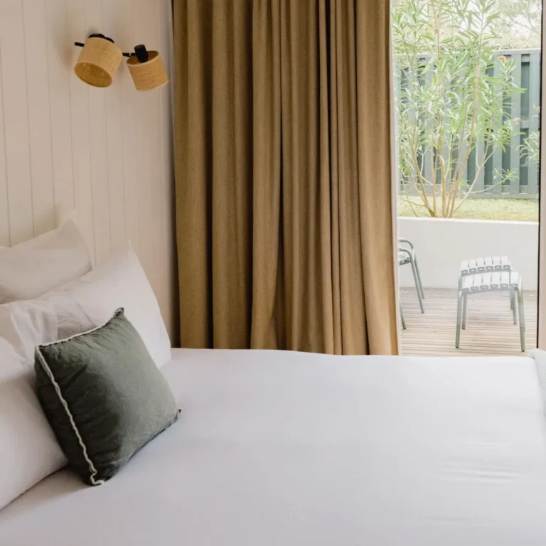 vue de la chambre et terrasse de la junior suite des Hortensias du Lac