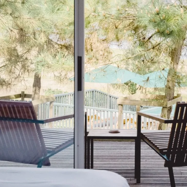 Balcony of the superior room with lake view of Les Hortensias du Lac with pool view