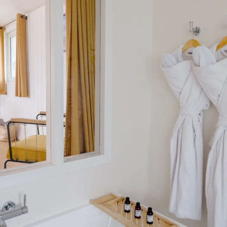 Badezimmer und Badewanne der Suite mit Blick auf den See von Les Hortensias in Hossegor