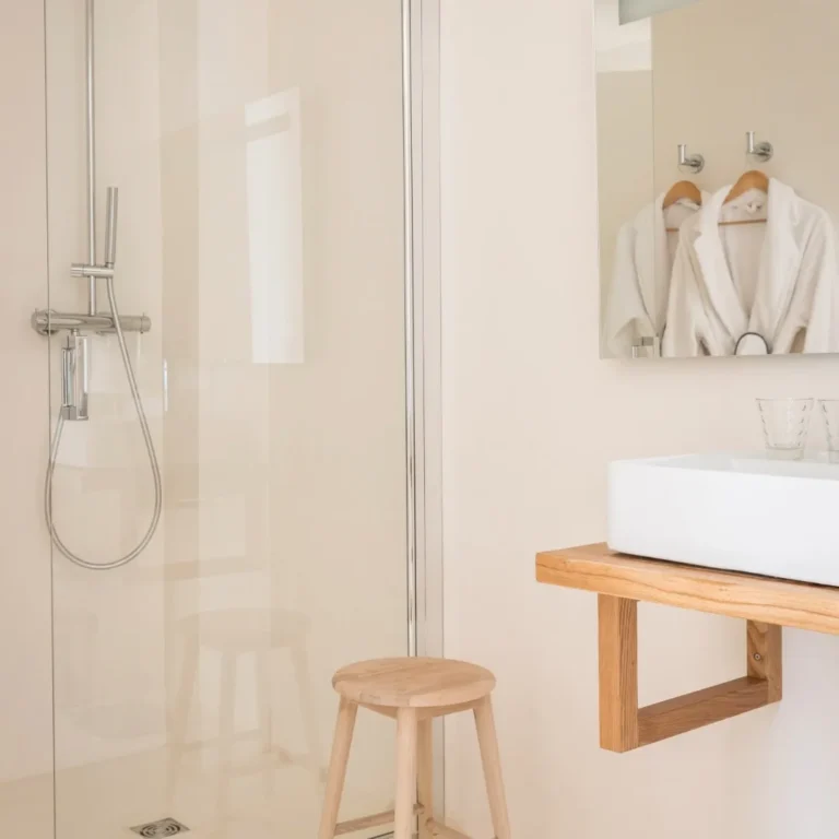 salle de bain douche italienne de la junior suite terrasse avec accès PMR