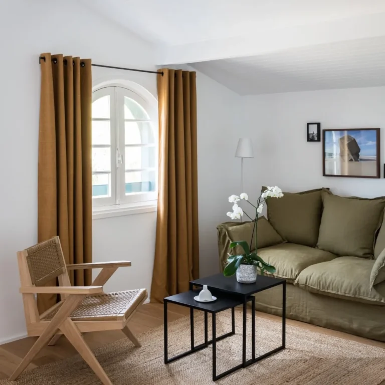 Blick aus dem Wohnzimmer der Junior Suite mit Blick auf den See von Hortensias du Lac in Hossegor