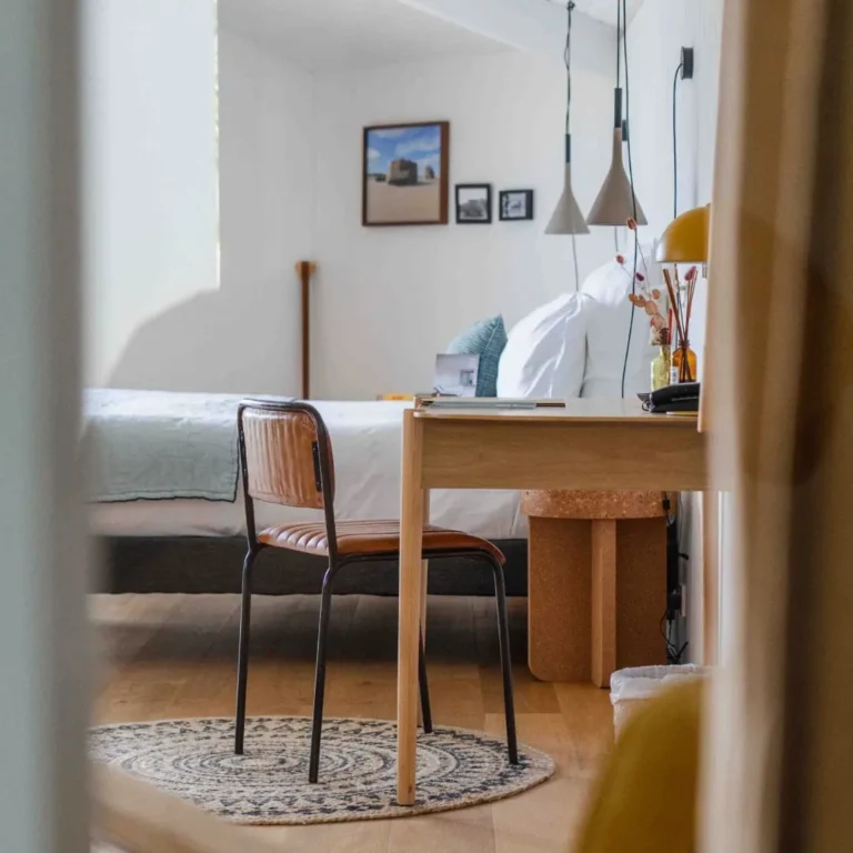 Seitenansicht der Suite mit Seeblick und Balkon des Maison du Lac des Hortensias du Lac in Hossegor